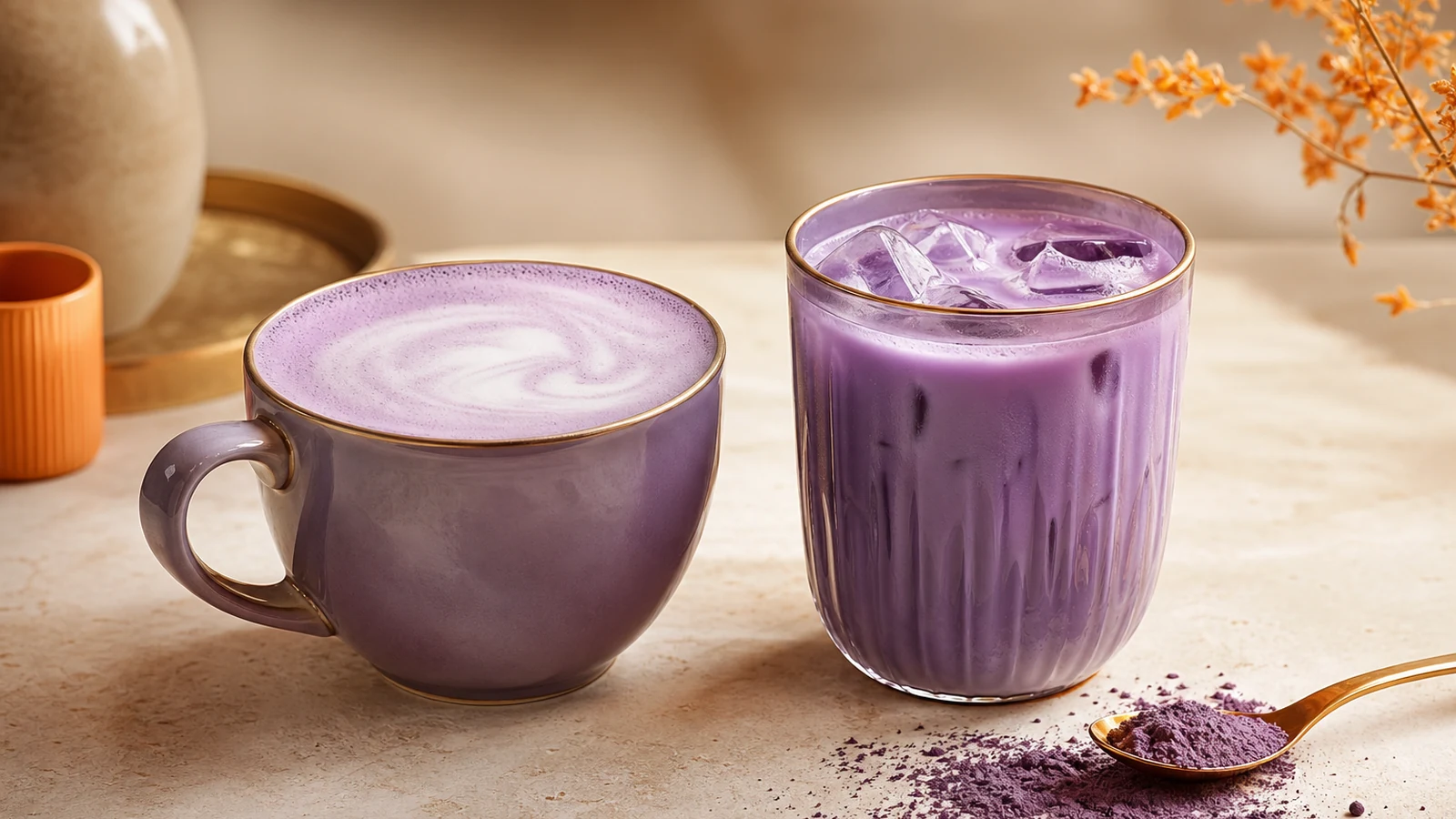 Ube latte chaud et ube latte glacé sur table beige